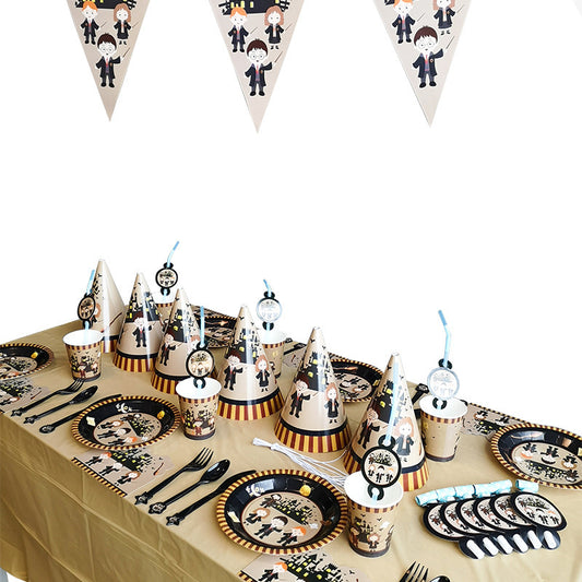 Piattini di carta decorativi con layout di festa di compleanno a tema magico per bambini, tovaglia con bandiera appesa
