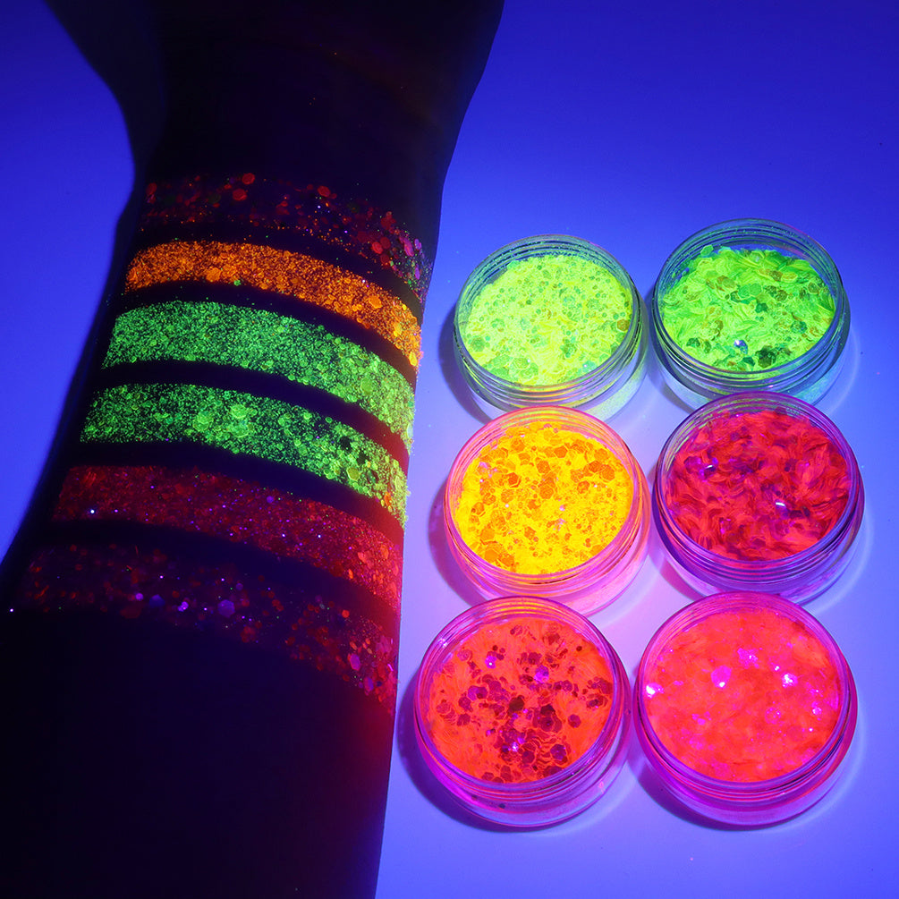 Trucco viso UV Glow per festival con glitter, ombretto in polvere e smalto
